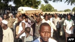 Une procession funéraire d'un des agriculteurs tués par des jihadistes de Boko Haram à Kalle, un village reculé situé à 17 km de Maiduguri, le 20 octobre 2018.