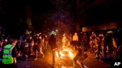Протестувальники підпалили сміттєвий бак під час протестів в Оукленді, Каліфорнія, 29 травня 2020 року