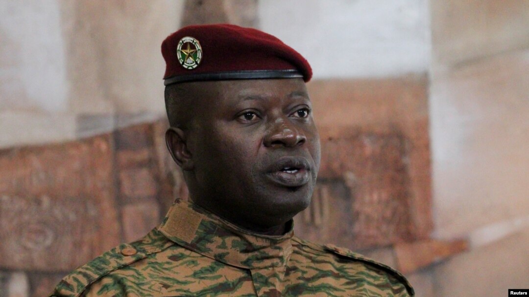 Kepala pasukan militer Burkina Faso Letnan Kolonel Paul-Henri Damiba berbicara dalam konferensi pers ketika bertemu dengan Presiden Pantai Gading Alassane Ouattara di Abidjan, Pantai Gading, pada 5 September 2022. (Foto: Reuters/Luc Gnago)