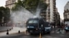 En pleno verano austral con una ola de calor y protestas sociales en las calles por las reformas económicas propuestas por el presidente Javier Milei, en Argentina, la policía federal usa agua para dispersar a manifestantes. 