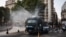 En pleno verano austral con una ola de calor y protestas sociales en las calles por las reformas económicas propuestas por el presidente Javier Milei, en Argentina, la policía federal usa agua para dispersar a manifestantes. 
