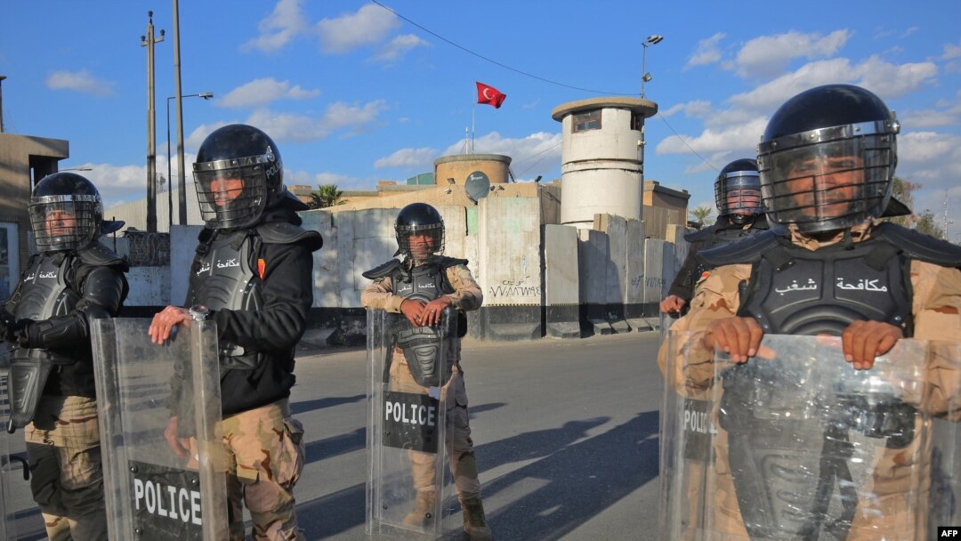Polisi anti huru-hara Irak berjaga di depan Kedutaan Turki di Baghdad, 18 Februari 2021. (Foto: dok).