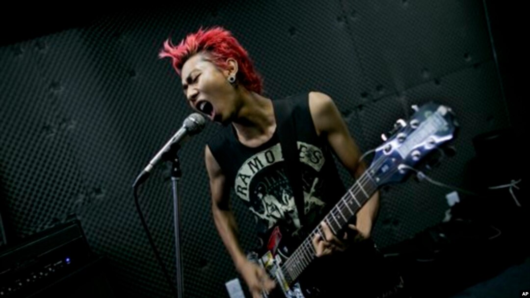 Kyaw Kyaw, vokalis band punk rock Rebel Riot, dalam latihan bersama kelompoknya di sebuah studio di Rangoon, Burma. (AP/Gemunu Amarasinghe)