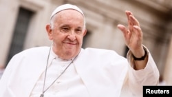 El papa Francisco durante su audiencia semanal en la Plaza de San Pedro del Vaticano el 18 de octubre de 2023.