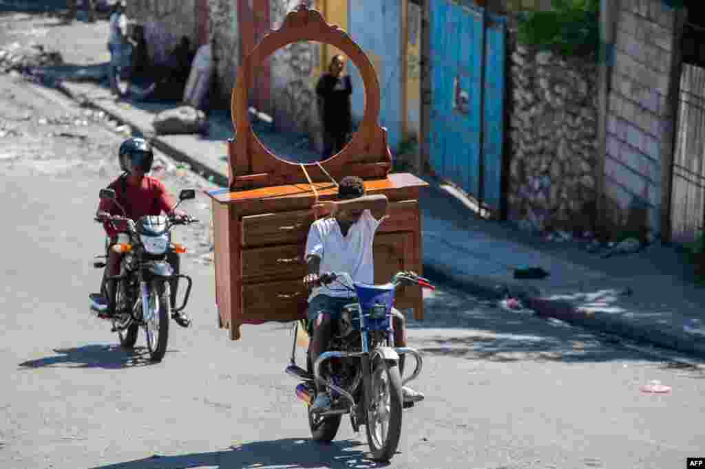 People flee their neighborhood after armed gangs terrorized the Delmas 24 and Solino areas in Port-au-Prince, Haiti, Oct. 26, 2024.&nbsp;Gang violence is surging in Haiti despite the deployment of a multinational force to prop up the struggling Caribbean country&#39;s police, a top United Nations official warned on Oct. 22.&nbsp;