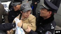 Китай: полиция разгоняет демонстрантов