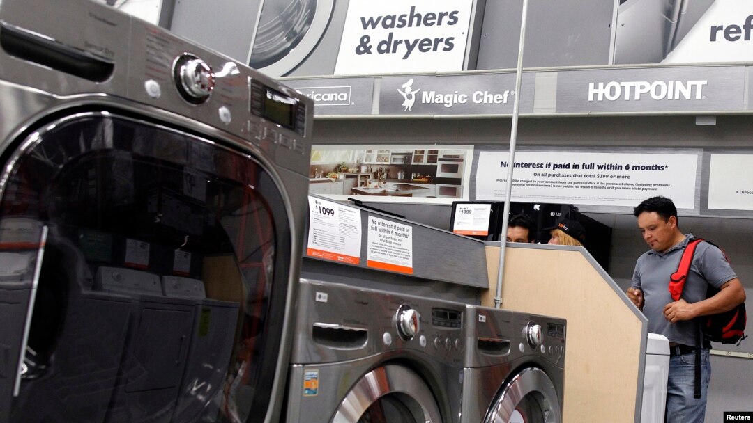 Seorang pembeli sedang melihat-lihat mesin cuci dan pengering di toko Home Depot di New York, 29 Juli 2010. (Foto:dok)