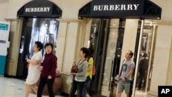 顾客走出英国奢侈品制造商博伯利（Burberry）在上海开设的分店。（资料照） 