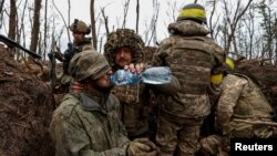 Ukrajinske trupe sa zarobljenim ruskim vojnikom kod Bahmuta (Radio Free Europe/Radio Liberty/Serhii Nuzhnenko via REUTERS)