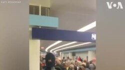 Des foules attendent d'être testées à l'aéroport de Chicago