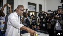 Le candidat à la présidentielle Martin Fayulu a voté devant le bureau de vote de l'Institut de la Gombe lors des élections générales de la RDC, à Kinshasa le 30 décembre 2018.
