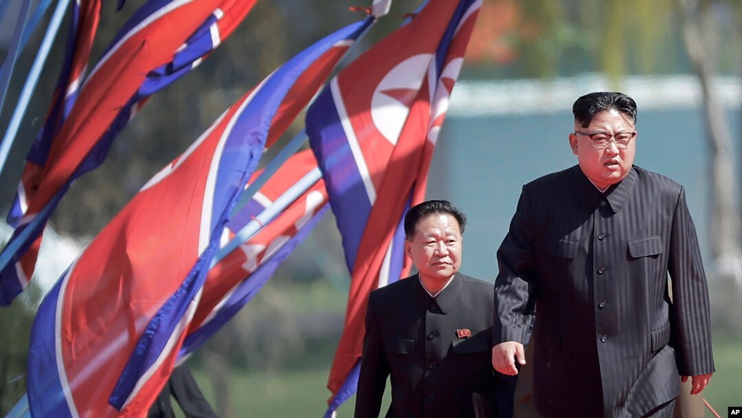 Pemimpin Korea Utara Kim Jong Un (kanan) dan Choe Ryong Hae, wakil ketua komite pusat Partai Pekerja, di Pyongyang, Korea Utara, 13 April 2017. Choe Ryong Hae adalah satu dari tiga pejabat tinggi Korea Utara yang dijatuhi sanksi oleh AS.
