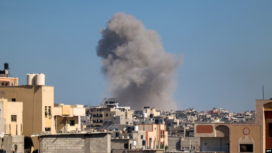 Una fotografía tomada desde Gaza muestra humo saliendo del lugar de un ataque aéreo israelí que tuvo como objetivo el área de Al-Saftawi en el norte de la Franja de Gaza el 21 de octubre de 2024, en medio de la guerra en curso entre Israel y el grupo militante palestino Hamás.