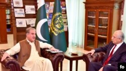 Ketua tim perunding Amerika untuk Afghanistan, Zalmay Khalilzad, bersama Menlu Pakistan Shah Mehmood Qureshi di Islamabad, 13 Desember 2019. (courtesy FO) 