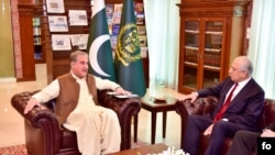 Đặc sứ Hoa Kỳ tại Afghanistan Zalmay Khalilzad gặp Ngoại trưởng Pakistan Shah Mehmood Qureshi in Islamabad, ngày 13/12/2019. (courtesy FO)