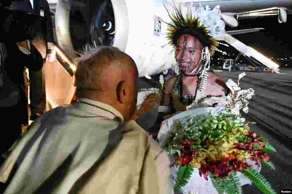 Paus Fransiskus tiba di Bandara Internasional Port Moresby, di pinggiran ibu kota Port Moresby, Papua Nugini. (Vatican via Reuters)