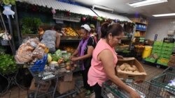 로스앤젤레스 지역에 거주하는 저소득층 주민들이 비영리 단체가 운영하는 상점에서 식료품을 고르고 있다.