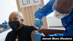 Debra Fraser-Howze reçoit une dose du vaccin Pfizer-BioNTech contre la maladie à coronavirus au NYC Harlem Hospital dans l'arrondissement de Manhattan à New York, États-Unis, le 25 février 2021.