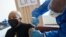 Debra Fraser-Howze reçoit une dose du vaccin Pfizer-BioNTech contre la maladie à coronavirus au NYC Harlem Hospital dans l'arrondissement de Manhattan à New York, États-Unis, le 25 février 2021.