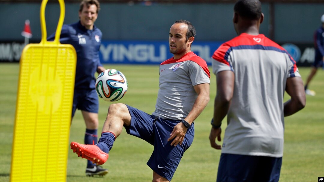 Landon DOnovan (tengah) saat berlatih dengan rekan satu timnya Maurice Edu di Stanford, California, 16 Mei 2014 (Foto: dok).