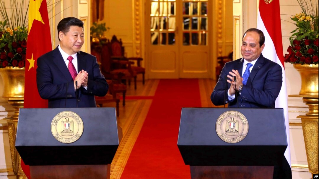 Presiden Mesir Abdel Fattah el-Sissi (kanan) saat bertemua Presiden China Xi Jinping di Kairo (foto: dok). China adalah mitra ekonomi Mesir terbesar kedua tahun 2019 lalu. 