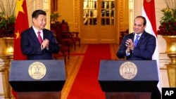 Presiden Mesir Abdel Fattah el-Sissi (kanan) saat bertemua Presiden China Xi Jinping di Kairo (foto: dok). China adalah mitra ekonomi Mesir terbesar kedua tahun 2019 lalu. 