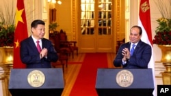 지난 1월 이집트를 방문한 시진핑 중국 국가주석(왼쪽)이 카이로에서 압델 파타 엘시시 이집트 대통령과 공동기자회견을 가졌다. (자료사진)