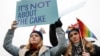 2017年12月5日，两名支持同性婚姻的女青年在联邦最高法院外的集会上高举“这不关乎蛋糕”的标语。
