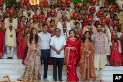 Keluarga taipan India Mukesh Ambani berpose untuk foto bersama para pasangan kurang mampu dalam upacara pernikahan massal mereka, Selasa (2/7).
