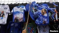 ARCHIVO - Camisetas con imágenes del presidente de El Salvador, Nayib Bukele, se venden en el centro de San Salvador, el Salvador, el 3 de febrero de 2024.