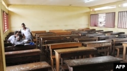 Les étudiants dans une salle de classe vide à Libreville le 5 janvier 2016