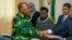 Le mardi 25 août 2020, le président John Magufuli (à g.), qui brigue un second mandat de cinq ans, remet son dossier de candidature au président de la Commission électorale tanzanienne, le juge Semistocles Kaijage.