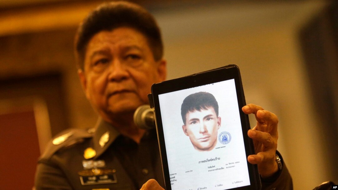 Juru bicara kepolisian nasional Prawut Thavornsiri menunjukkan gambar salah satu dari tiga pria yang sedang dikejar dalam kasus pemboman, di Bangkok, Thailand (1/9). (AP/Sakchai Lalit) 