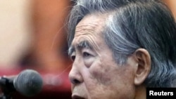 ARCHIVO: El expresidente de Perú Alberto Fujimori asiste a un juicio como testigo en la base naval del Callao, Perú, el 15 de marzo de 2018. Fotografía tomada a través de una ventana.