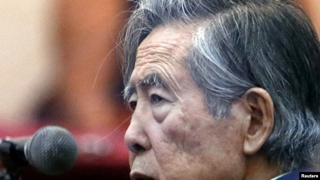 ARCHIVO: El expresidente de Perú Alberto Fujimori asiste a un juicio como testigo en la base naval del Callao, Perú, el 15 de marzo de 2018. Fotografía tomada a través de una ventana.