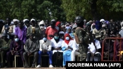 Des habitants de Banibangou assistent à une réunion du président nigérien dans la ville occidentale de Banibangou, le 6 novembre 2021 où 69 habitants sont morts dans une embuscade djihadiste le 2 novembre 2021.