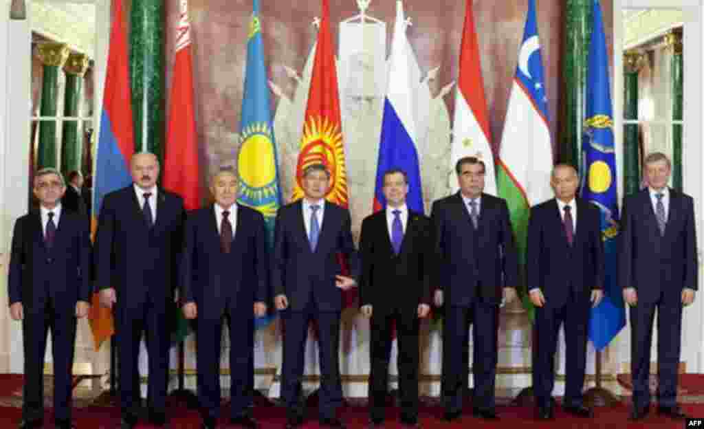 From left, Armenian President Serge Sarkisian, Belarusian President Alexander Lukashenko, Kazakh President Nursultan Nazarbayev, Kyrgyz President Almazbek Atambayev, Russian President Dmitry Medvedev, Tajik President Emomali Rakhmon, Uzbek President Islam