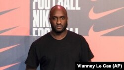 Virgil Abloh pose pour les photographes à son arrivée à l'événement Nike Celebrates The Beautiful Game, à Londres le mercredi 7 février 2018.