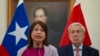 La ministra de Relaciones Exteriores de Perú, Ana Cecilia Gervasi, hace declaraciones a la prensa en Santiago, Chile, el martes 1 de agosto de 2023. A la derecha el ministro de Exteriores de Chile, Alberto Van Klaveren. 