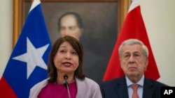 La ministra de Relaciones Exteriores de Perú, Ana Cecilia Gervasi, hace declaraciones a la prensa en Santiago, Chile, el martes 1 de agosto de 2023. A la derecha el ministro de Exteriores de Chile, Alberto Van Klaveren. 