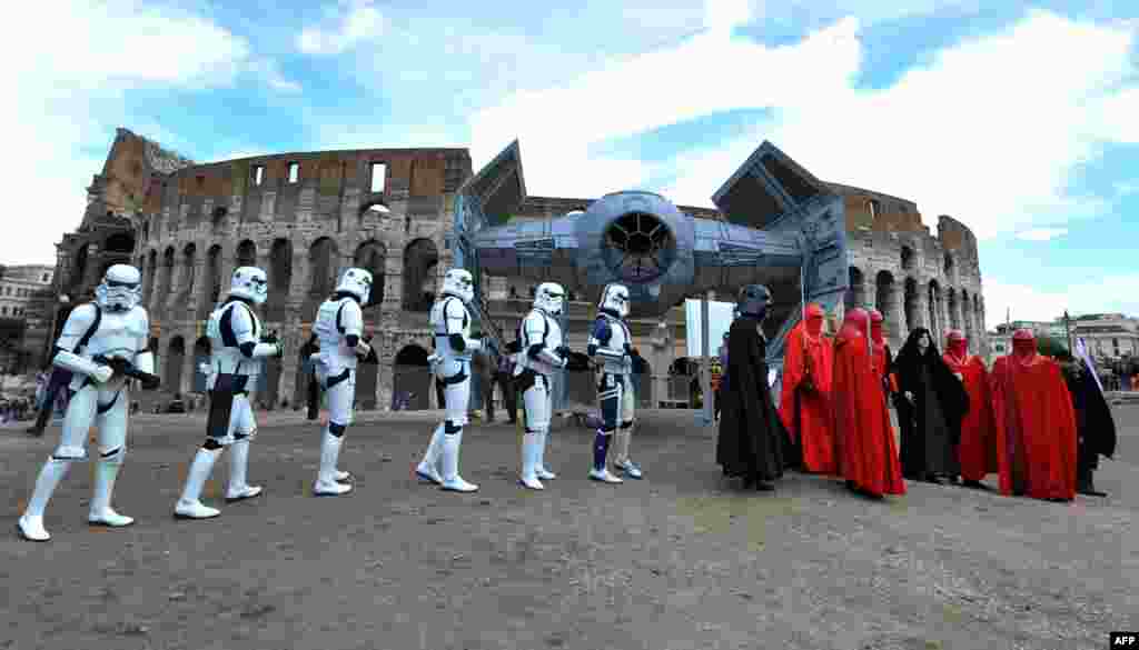 Para anggota klub penggemar film &#39;Star Wars&#39; merayakan hari &quot;Star Wars&quot; di depan Colosseum di kota Roma, Italia.