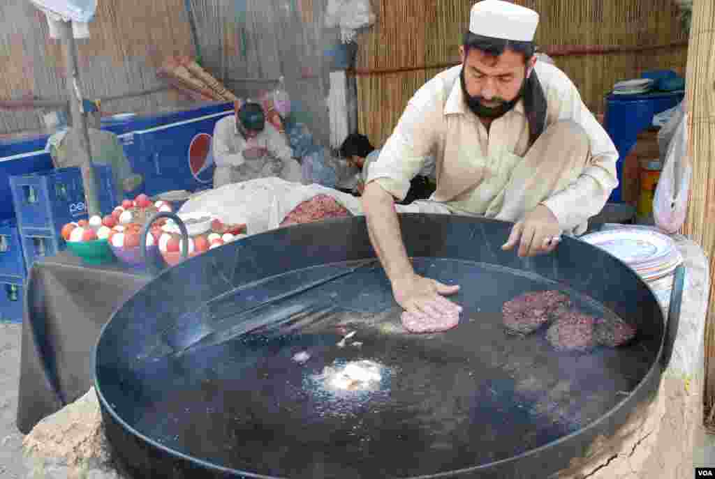 شمال مغرب کا روایتی چپل کباب، تیاری کے مرحلے میں۔