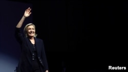 Marine Le Pen, la líder de la extrema derecha de Francia, saluda después de conocer los resultados partiales de las elecciones legislativas en Henin-Beaumont, Francia, el 30 de junio de 2024.