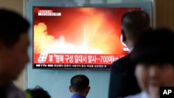 Pyongyang señaló que el misil disparado el domingo fue un "nuevo cohete balístico estratégico de alcance medio tierra-tierra Hwasong-12”. 