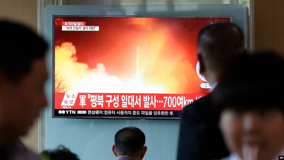 Người Seoul xem tin về một vụ phóng tên lửa của Bắc Hàn (ảnh tư liệu, 14/5/2017) 