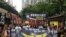 香港市民参加“支联会”举办的六四爱国民主大游行（美国之音海彦拍摄）