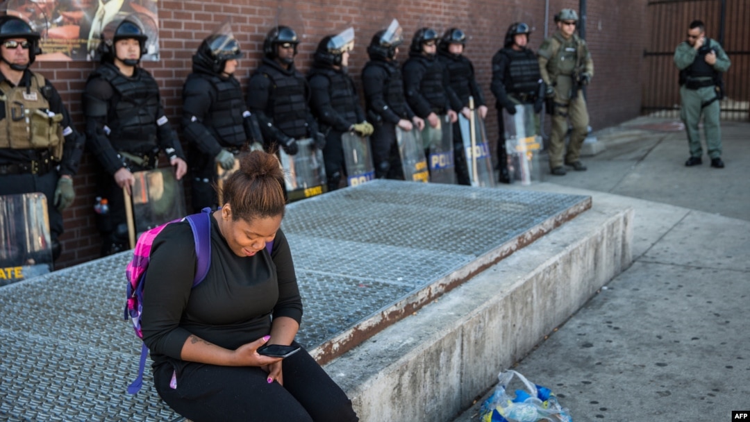 Polisi masih berjaga di pertokoan di kota Baltimore, Maryland yang sebelumnya dilanda kerusuhan disertai penjarahan, Rabu (29/4).