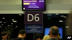 Passengers of Russia's S7 airlines board for the last flight between Ukraine and Russia, in Borispil airport in Kyiv, Ukraine, Oct. 24, 2015. 