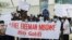 Supporters of Tanzania's opposition party Chadema leader Mbowe holding a banner chant slogans, in Dar Es Salaam, Aug 5, 2021.