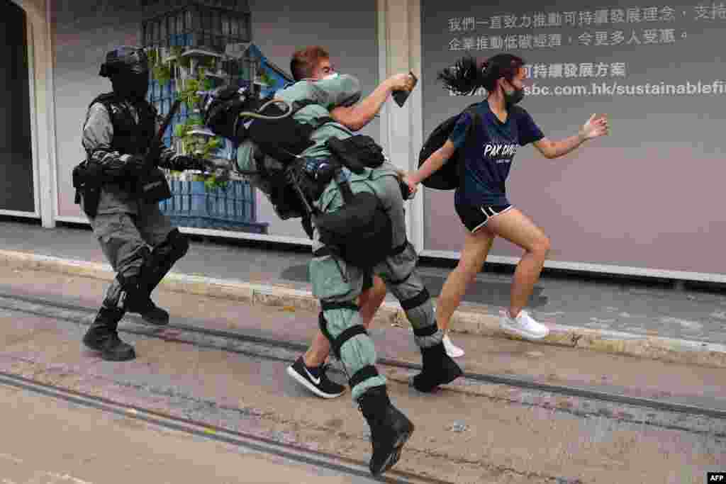 10月5日，在中环遮打花园附近有防暴警察截查戴口罩的示威民众。其中有一男一女被带到路边，引起现场示威者指骂并高呼&ldquo;放人&rdquo;。